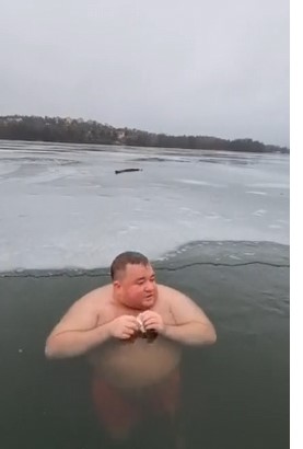 Người đàn ông tắm trong hồ băng lạnh cóng giữa mùa đông